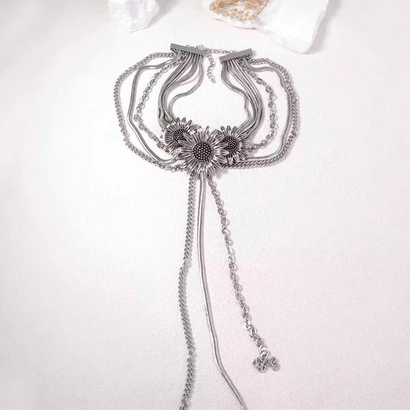 Vintage-Inspired Layered Sunflower Choker Necklace – Statement Piece - Picture 4 of 16